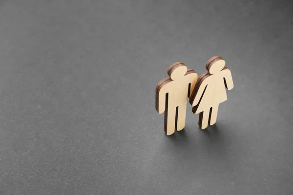 暗い背景に女性と男性の数字 トランスジェンダーの概念 — ストック写真
