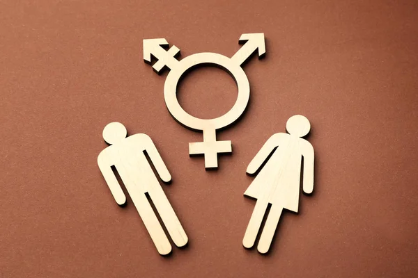 在颜色背景上带有变性符号的女性和男性人物 — 图库照片