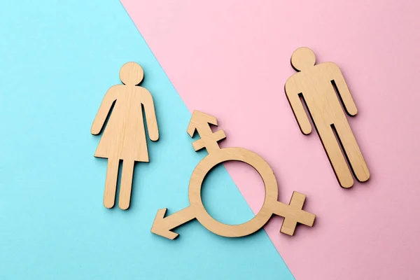 Kvinnliga Och Manliga Figurer Med Symbol För Transpersoner Färgbakgrund — Stockfoto