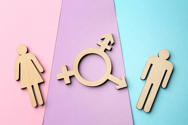 Kvinnliga Och Manliga Figurer Med Symbol För Transpersoner Färgbakgrund — Stockfoto