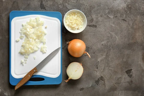 Cutting Board Raw Onion Grey Background — Stock Photo, Image