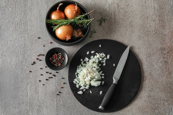 Slate Plate Raw Onion Spices Grey Table — Stock Photo, Image