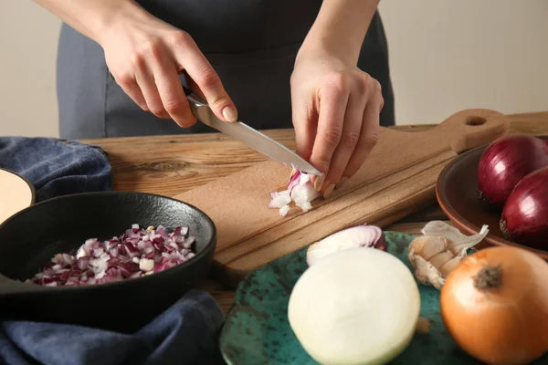 Woman Cutting Raw Onion Table — Stock Photo, Image