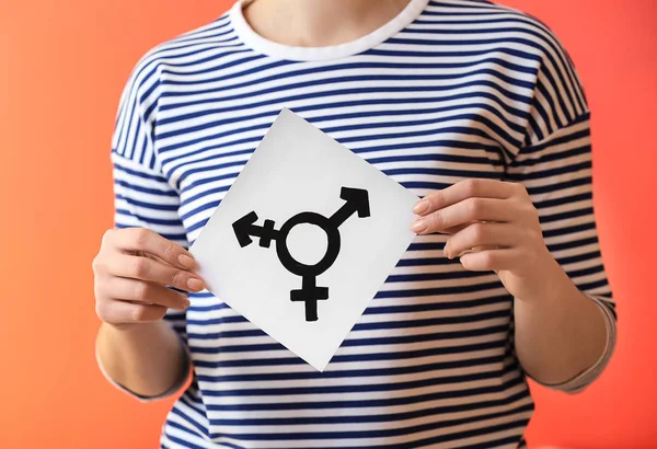 Mulher Mostrando Símbolo Transgênero Fundo Cor Close — Fotografia de Stock