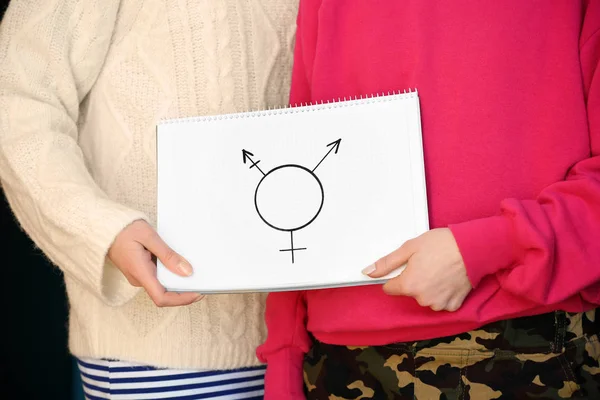 Mulheres Mostrando Símbolo Transgênero Close — Fotografia de Stock
