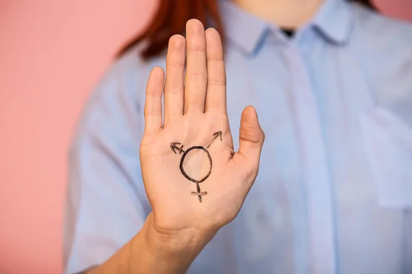 年轻女子与绘制变性的标志在她的手掌对颜色背景 特写镜头 — 图库照片