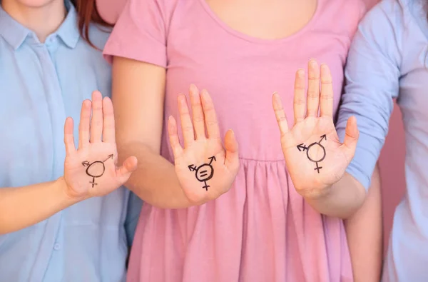 在手掌上有变性符号的年轻女性 特写镜头 — 图库照片