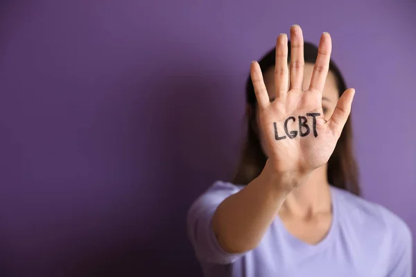 Mujer Joven Con Abreviatura Lgbt Escrita Palma Sobre Fondo Color —  Fotos de Stock