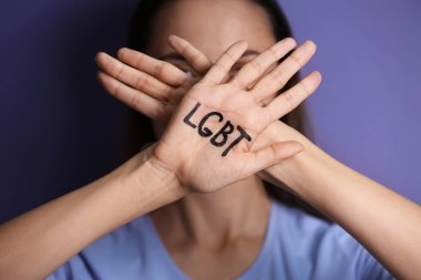Avucunun renk arka plan, closeup üzerinde yazılı Lgbt kısaltması olan kadın