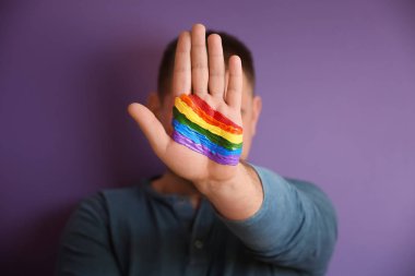 Boyalı palmiye renk arka plan karşı olan adam. LGBT kavramı