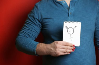 Transseksüel sembolü renk arka planda, closeup gösterilen manikür olan adam