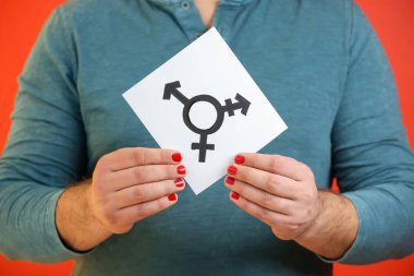 Transseksüel sembolü renk arka planda, closeup gösterilen manikür olan adam