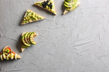 Gri zemin üzerine lezzetli avokado sandviç