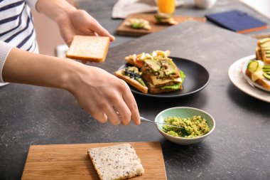 Avokado mutfakta ile lezzetli sandviç hazırlama kadın