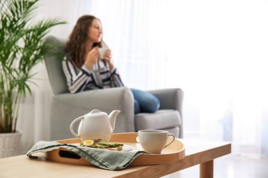 Lezzetli avokado sandviç ve Oda tabloda çay tepsisi