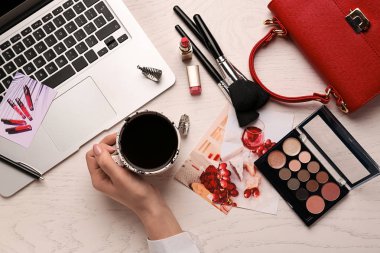 Genç iş kadını işyerinde kahve içme