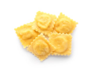 Beyaz arka planda lezzetli ravioli.