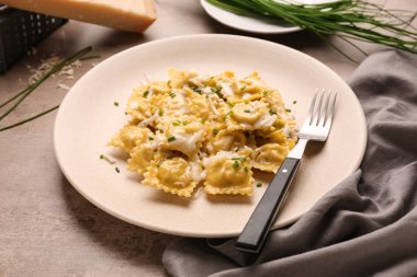 Masada lezzetli ravioli tabağı.