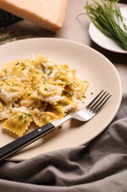 Masada lezzetli ravioli tabağı.