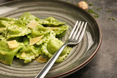 Plakalı gri masada lezzetli Mantı
