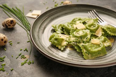 Plakalı gri masada lezzetli Mantı