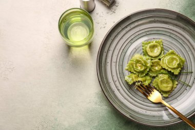 Masada lezzetli ravioli tabağı.