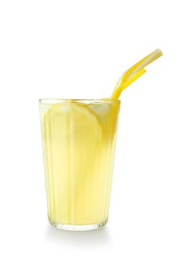 Beyaz arka planda lezzetli soğuk limonata.