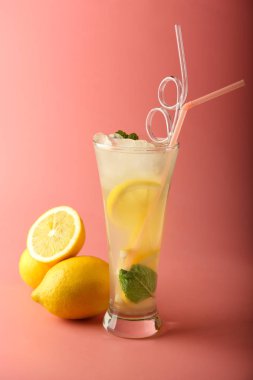 Renkli soğuk limonata.