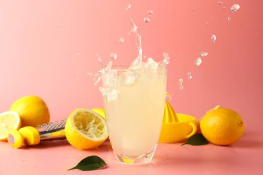 Cam renk zemin fışkırmaları ile lezzetli soğuk limonata