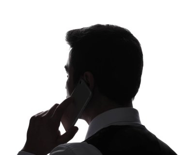 Yakışıklı genç işadamı tarafından cep telefonu beyaz arka plan karşı konuşuyor