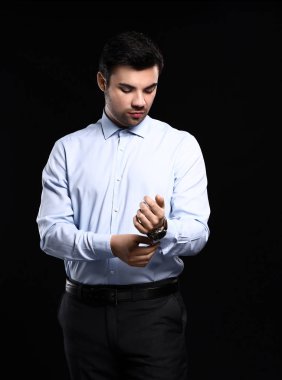 Karanlık arka planda yakışıklı genç iş adamının portresi.