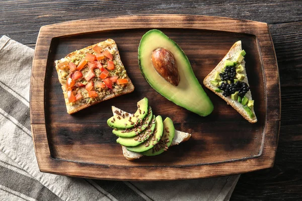 Bord Met Lekkere Avocado Broodjes Houten Tafel — Stockfoto