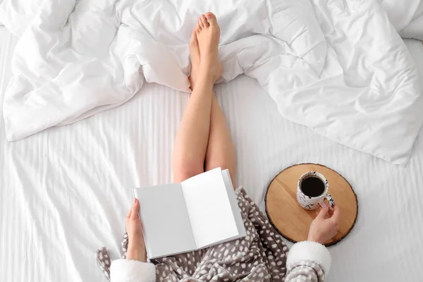 Young Woman Reading Book Drinking Coffee Bed Morning — Stock Photo, Image