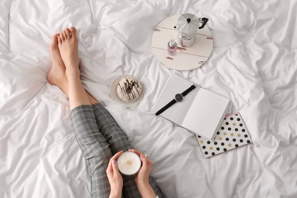 Giovane Donna Che Beve Caffè Sul Letto Mattino — Foto Stock