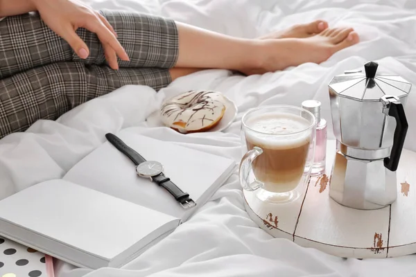 Junge Frau Mit Heißem Kaffee Sitzt Morgens Auf Dem Bett — Stockfoto