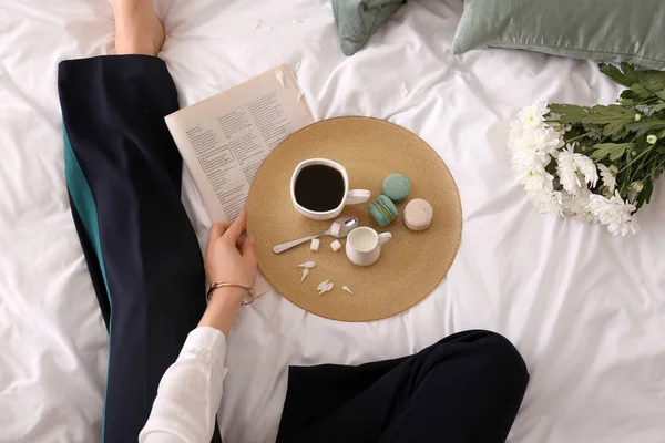 Mujer Joven Leyendo Periódico Tomando Café Cama Por Mañana — Foto de Stock