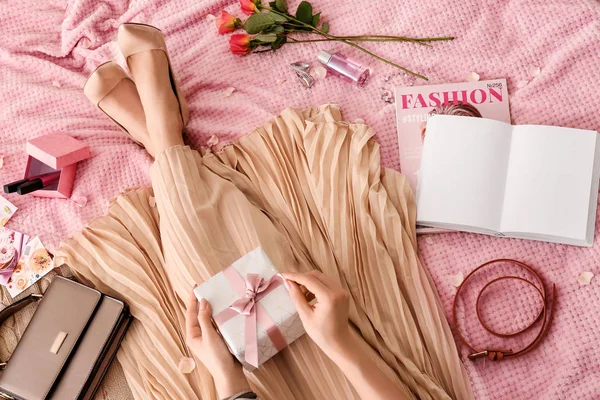 Mulher Bonita Com Caixa Presente Sentado Cama — Fotografia de Stock