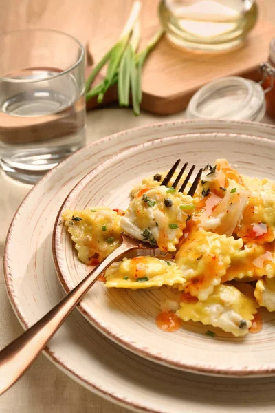 Assiette Avec Raviolis Savoureux Sur Table Gros Plan — Photo