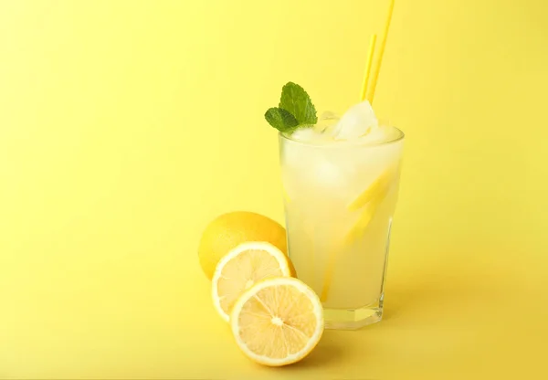 Glass Tasty Cold Lemonade Color Background — Stock Photo, Image