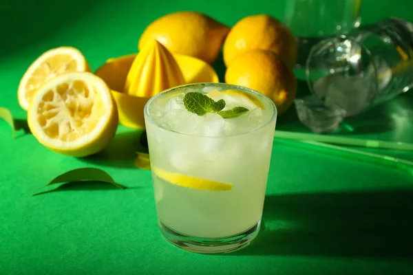 Стакан Вкусного Холодного Лимонада Цветном Фоне — стоковое фото