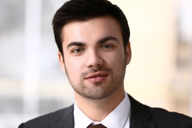 Yakışıklı genç işadamının portresi.