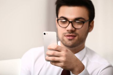 Cep telefonu Office ile yakışıklı genç işadamı portresi