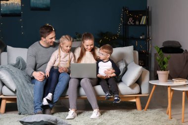 Mutlu aile evde çizgi film izlerken