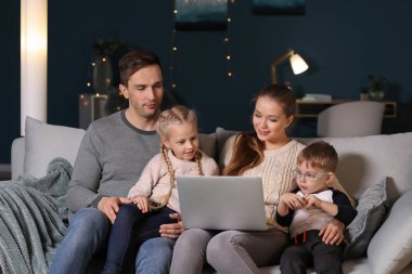 Mutlu aile evde çizgi film izlerken