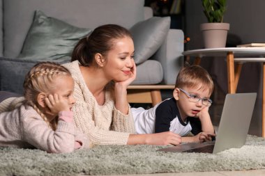 Evde çizgi film izlerken Küçük çocuklu genç anne