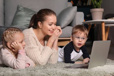 Evde çizgi film izlerken Küçük çocuklu genç anne