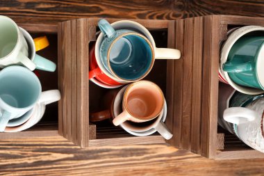 Seramik çay bardak ile ahşap kutular