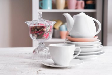 Çaydanlık ve beyaz masa üzerinde daireler ile seramik kupa