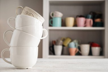 Seramik bardak beyaz masada yığını