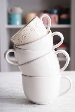 Seramik bardak beyaz masada yığını